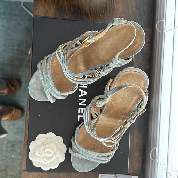CHANEL Blue Suede Strappy Sandals Cork Heel With Gold Logo Size 38.5 - Picture 6 of 7
